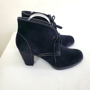 Clarks Bendables Suede Lace Up Block Heel Ankle Bootie